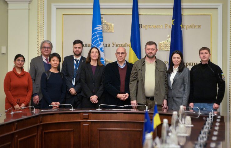 Перший заступник Голови Верховної Ради України Олександр Корнієнко провів робочу зустріч із Верховним Комісаром Організації Об’єднаних Націй з прав людини Тюрком Фолькером.
Обговорили, зокрема, притягнення до відповідальності рф за скоєні в Україні звірства, створення Спеціального міжнародного трибуналу щодо воєнних злочинів рф та питання порушення прав людини та міжнародного гуманітарного права.
