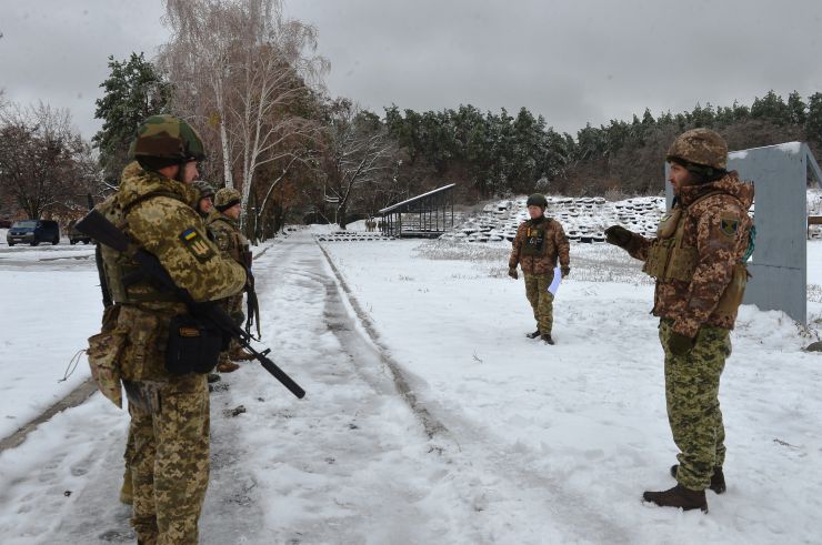 На базі 169-го Навчального центру Сухопутних військ Збройних Сил України імені Князя Ярослава Мудрого щоденно наші доблесні 
воїни ЗСУ проводять тренування з вогневої та тактичної підготовки. Адже від набутих знань багато залежить на полі бою. Рядовий Борис Драч з Івано-Франківська недавно призвався до війська годинами проводить на стрільбах.
 До проведення практичних занять залучені інструктори Навчального центру. Всі заняття організовано в комплексі з іншими військовими дисциплінами. Для цього у військовій частині розгорнуті навчальні місця з тактичної медицини, інженерної підготовки, зв’язку тощо. Інструктор-контактник з Полтавської області вже понад 10 років вчить підлеглих вести прицільну стрільбу зрізних видів зброї. Проходять у Навчального центру підготовку також майбутні офіцери запасу військових кафедр. Студенти навчаються влучно прицілюватися та вражати з АК-74 та ПМ різні мішені, одиночні та групові цілі, кулеметні розрахунки. Для боротьби з танками та іншою броньованою технікою інструктори навчаютьзастосовувати реактивні протитанкові гранатомети.
Найбільш видовнішими проходять стрільби з танка. Командир роти майор Олег Пльонсак з Вінничини показав журналістам майстерність та злагодженість екіпажу.Всі ворожі цілі були знищені.На полігоні від подякував за відміну стрільбу танкіста Дениса Клочка з Дніпра та Богдана Скібенка інструктора з водіння (Кривий Ріг).У майора Олег Пльонсака вдома чекають дружина та син. Вони впевнені у Перемогу тому що українці чудові воїни і незламна нація. 
