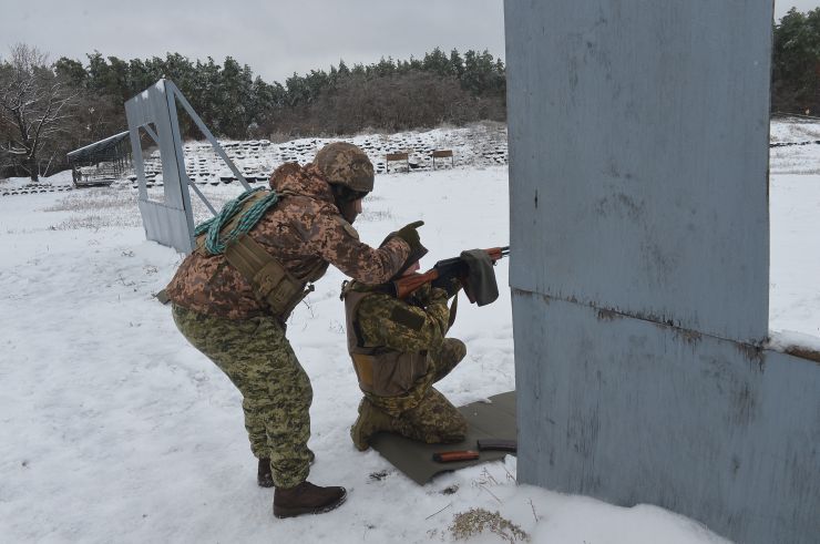 На базі 169-го Навчального центру Сухопутних військ Збройних Сил України імені Князя Ярослава Мудрого щоденно наші доблесні 
воїни ЗСУ проводять тренування з вогневої та тактичної підготовки. Адже від набутих знань багато залежить на полі бою. Рядовий Борис Драч з Івано-Франківська недавно призвався до війська годинами проводить на стрільбах.
 До проведення практичних занять залучені інструктори Навчального центру. Всі заняття організовано в комплексі з іншими військовими дисциплінами. Для цього у військовій частині розгорнуті навчальні місця з тактичної медицини, інженерної підготовки, зв’язку тощо. Інструктор-контактник з Полтавської області вже понад 10 років вчить підлеглих вести прицільну стрільбу зрізних видів зброї. Проходять у Навчального центру підготовку також майбутні офіцери запасу військових кафедр. Студенти навчаються влучно прицілюватися та вражати з АК-74 та ПМ різні мішені, одиночні та групові цілі, кулеметні розрахунки. Для боротьби з танками та іншою броньованою технікою інструктори навчаютьзастосовувати реактивні протитанкові гранатомети.
Найбільш видовнішими проходять стрільби з танка. Командир роти майор Олег Пльонсак з Вінничини показав журналістам майстерність та злагодженість екіпажу.Всі ворожі цілі були знищені.На полігоні від подякував за відміну стрільбу танкіста Дениса Клочка з Дніпра та Богдана Скібенка інструктора з водіння (Кривий Ріг).У майора Олег Пльонсака вдома чекають дружина та син. Вони впевнені у Перемогу тому що українці чудові воїни і незламна нація. 
