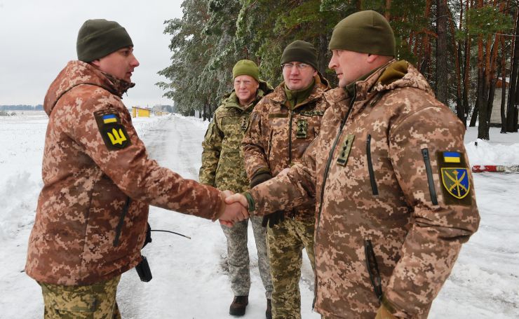 На базі 169-го Навчального центру Сухопутних військ Збройних Сил України імені Князя Ярослава Мудрого щоденно наші доблесні 
воїни ЗСУ проводять тренування з вогневої та тактичної підготовки. Адже від набутих знань багато залежить на полі бою. Рядовий Борис Драч з Івано-Франківська недавно призвався до війська годинами проводить на стрільбах.
 До проведення практичних занять залучені інструктори Навчального центру. Всі заняття організовано в комплексі з іншими військовими дисциплінами. Для цього у військовій частині розгорнуті навчальні місця з тактичної медицини, інженерної підготовки, зв’язку тощо. Інструктор-контактник з Полтавської області вже понад 10 років вчить підлеглих вести прицільну стрільбу зрізних видів зброї. Проходять у Навчального центру підготовку також майбутні офіцери запасу військових кафедр. Студенти навчаються влучно прицілюватися та вражати з АК-74 та ПМ різні мішені, одиночні та групові цілі, кулеметні розрахунки. Для боротьби з танками та іншою броньованою технікою інструктори навчаютьзастосовувати реактивні протитанкові гранатомети.
Найбільш видовнішими проходять стрільби з танка. Командир роти майор Олег Пльонсак з Вінничини показав журналістам майстерність та злагодженість екіпажу.Всі ворожі цілі були знищені.На полігоні від подякував за відміну стрільбу танкіста Дениса Клочка з Дніпра та Богдана Скібенка інструктора з водіння (Кривий Ріг).У майора Олег Пльонсака вдома чекають дружина та син. Вони впевнені у Перемогу тому що українці чудові воїни і незламна нація. 
