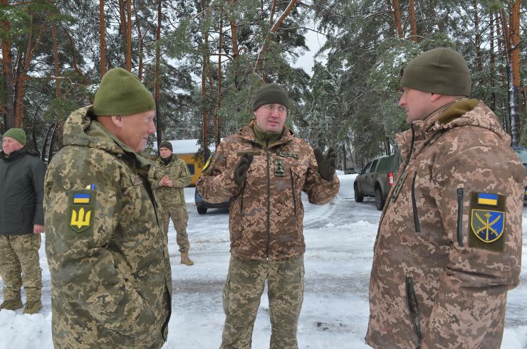 На базі 169-го Навчального центру Сухопутних військ Збройних Сил України імені Князя Ярослава Мудрого щоденно наші доблесні 
воїни ЗСУ проводять тренування з вогневої та тактичної підготовки. Адже від набутих знань багато залежить на полі бою. Рядовий Борис Драч з Івано-Франківська недавно призвався до війська годинами проводить на стрільбах.
 До проведення практичних занять залучені інструктори Навчального центру. Всі заняття організовано в комплексі з іншими військовими дисциплінами. Для цього у військовій частині розгорнуті навчальні місця з тактичної медицини, інженерної підготовки, зв’язку тощо. Інструктор-контактник з Полтавської області вже понад 10 років вчить підлеглих вести прицільну стрільбу зрізних видів зброї. Проходять у Навчального центру підготовку також майбутні офіцери запасу військових кафедр. Студенти навчаються влучно прицілюватися та вражати з АК-74 та ПМ різні мішені, одиночні та групові цілі, кулеметні розрахунки. Для боротьби з танками та іншою броньованою технікою інструктори навчаютьзастосовувати реактивні протитанкові гранатомети.
Найбільш видовнішими проходять стрільби з танка. Командир роти майор Олег Пльонсак з Вінничини показав журналістам майстерність та злагодженість екіпажу.Всі ворожі цілі були знищені.На полігоні від подякував за відміну стрільбу танкіста Дениса Клочка з Дніпра та Богдана Скібенка інструктора з водіння (Кривий Ріг).У майора Олег Пльонсака вдома чекають дружина та син. Вони впевнені у Перемогу тому що українці чудові воїни і незламна нація. 
