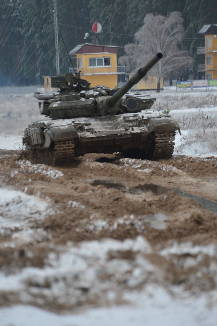 На базі 169-го Навчального центру Сухопутних військ Збройних Сил України імені Князя Ярослава Мудрого щоденно наші доблесні 
воїни ЗСУ проводять тренування з вогневої та тактичної підготовки. Адже від набутих знань багато залежить на полі бою. Рядовий Борис Драч з Івано-Франківська недавно призвався до війська годинами проводить на стрільбах.
 До проведення практичних занять залучені інструктори Навчального центру. Всі заняття організовано в комплексі з іншими військовими дисциплінами. Для цього у військовій частині розгорнуті навчальні місця з тактичної медицини, інженерної підготовки, зв’язку тощо. Інструктор-контактник з Полтавської області вже понад 10 років вчить підлеглих вести прицільну стрільбу зрізних видів зброї. Проходять у Навчального центру підготовку також майбутні офіцери запасу військових кафедр. Студенти навчаються влучно прицілюватися та вражати з АК-74 та ПМ різні мішені, одиночні та групові цілі, кулеметні розрахунки. Для боротьби з танками та іншою броньованою технікою інструктори навчаютьзастосовувати реактивні протитанкові гранатомети.
Найбільш видовнішими проходять стрільби з танка. Командир роти майор Олег Пльонсак з Вінничини показав журналістам майстерність та злагодженість екіпажу.Всі ворожі цілі були знищені.На полігоні від подякував за відміну стрільбу танкіста Дениса Клочка з Дніпра та Богдана Скібенка інструктора з водіння (Кривий Ріг).У майора Олег Пльонсака вдома чекають дружина та син. Вони впевнені у Перемогу тому що українці чудові воїни і незламна нація. 
