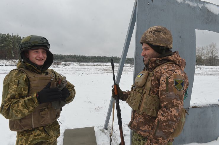 На базі 169-го Навчального центру Сухопутних військ Збройних Сил України імені Князя Ярослава Мудрого щоденно наші доблесні 
воїни ЗСУ проводять тренування з вогневої та тактичної підготовки. Адже від набутих знань багато залежить на полі бою. Рядовий Борис Драч з Івано-Франківська недавно призвався до війська годинами проводить на стрільбах.
 До проведення практичних занять залучені інструктори Навчального центру. Всі заняття організовано в комплексі з іншими військовими дисциплінами. Для цього у військовій частині розгорнуті навчальні місця з тактичної медицини, інженерної підготовки, зв’язку тощо. Інструктор-контактник з Полтавської області вже понад 10 років вчить підлеглих вести прицільну стрільбу зрізних видів зброї. Проходять у Навчального центру підготовку також майбутні офіцери запасу військових кафедр. Студенти навчаються влучно прицілюватися та вражати з АК-74 та ПМ різні мішені, одиночні та групові цілі, кулеметні розрахунки. Для боротьби з танками та іншою броньованою технікою інструктори навчаютьзастосовувати реактивні протитанкові гранатомети.
Найбільш видовнішими проходять стрільби з танка. Командир роти майор Олег Пльонсак з Вінничини показав журналістам майстерність та злагодженість екіпажу.Всі ворожі цілі були знищені.На полігоні від подякував за відміну стрільбу танкіста Дениса Клочка з Дніпра та Богдана Скібенка інструктора з водіння (Кривий Ріг).У майора Олег Пльонсака вдома чекають дружина та син. Вони впевнені у Перемогу тому що українці чудові воїни і незламна нація. 
солдат Борис Драч старший сержант контрактник Сергій Шевельов
