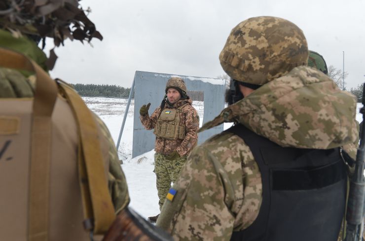 На базі 169-го Навчального центру Сухопутних військ Збройних Сил України імені Князя Ярослава Мудрого щоденно наші доблесні 
воїни ЗСУ проводять тренування з вогневої та тактичної підготовки. Адже від набутих знань багато залежить на полі бою. Рядовий Борис Драч з Івано-Франківська недавно призвався до війська годинами проводить на стрільбах.
 До проведення практичних занять залучені інструктори Навчального центру. Всі заняття організовано в комплексі з іншими військовими дисциплінами. Для цього у військовій частині розгорнуті навчальні місця з тактичної медицини, інженерної підготовки, зв’язку тощо. Інструктор-контактник з Полтавської області вже понад 10 років вчить підлеглих вести прицільну стрільбу зрізних видів зброї. Проходять у Навчального центру підготовку також майбутні офіцери запасу військових кафедр. Студенти навчаються влучно прицілюватися та вражати з АК-74 та ПМ різні мішені, одиночні та групові цілі, кулеметні розрахунки. Для боротьби з танками та іншою броньованою технікою інструктори навчаютьзастосовувати реактивні протитанкові гранатомети.
Найбільш видовнішими проходять стрільби з танка. Командир роти майор Олег Пльонсак з Вінничини показав журналістам майстерність та злагодженість екіпажу.Всі ворожі цілі були знищені.На полігоні від подякував за відміну стрільбу танкіста Дениса Клочка з Дніпра та Богдана Скібенка інструктора з водіння (Кривий Ріг).У майора Олег Пльонсака вдома чекають дружина та син. Вони впевнені у Перемогу тому що українці чудові воїни і незламна нація. 
