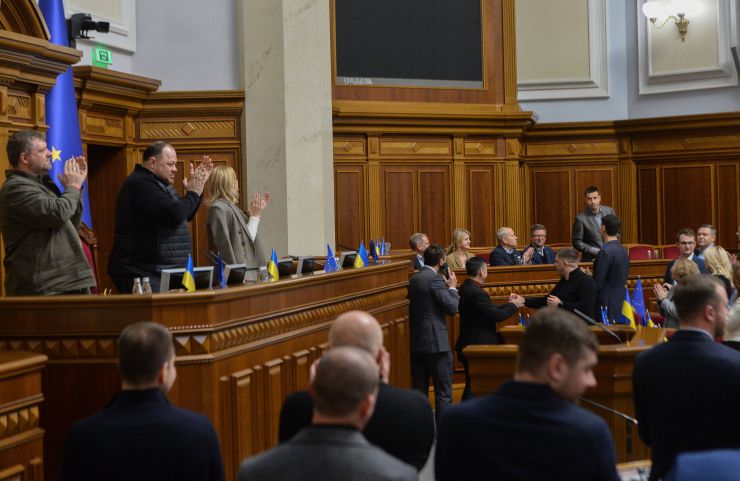 Пленарне засідання Верховної Ради України.

Під час пленарного засідання у Верховні Раді виступив голова центристської партії Естонії Юрі Ратас.

Серед визначених до розгляду питань порядку денному були законопроекти, ухвалення яких необхідне для нашої європейської інтеграції. Одним із ключових з них є проект закону про національні меншини (спільноти) України (№ 8224). Ще один важливий документ -- зміни до деяких законодавчих актів  щодо вдосконалення порядку відбору  кандидатур на посаду судді Конституційного Суду на конкурсних засадах (№ 7662). А також дискусійний проект закону про медіа (№ 2693-Д).

Як зауважив напередодні Перший заступник Голови Верховної Ради Олександр Корнієнко, із першими двома законопроектами в залі не мало б виникнути проблем, оскільки парламентаріям вдалося досягнути консенсусу під час підготовки їх до розгляду в сесійній залі. А от до медійного законопроекту надійшло майже три тисячі поправок. Тож є над чим працювати.
