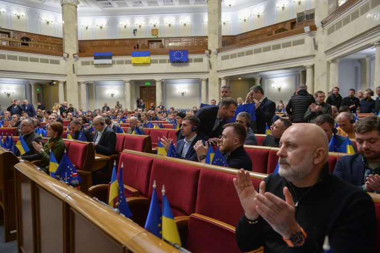 Пленарне засідання Верховної Ради України.

Під час пленарного засідання у Верховні Раді виступив голова центристської партії Естонії Юрі Ратас.

Серед визначених до розгляду питань порядку денному були законопроекти, ухвалення яких необхідне для нашої європейської інтеграції. Одним із ключових з них є проект закону про національні меншини (спільноти) України (№ 8224). Ще один важливий документ -- зміни до деяких законодавчих актів  щодо вдосконалення порядку відбору  кандидатур на посаду судді Конституційного Суду на конкурсних засадах (№ 7662). А також дискусійний проект закону про медіа (№ 2693-Д).

Як зауважив напередодні Перший заступник Голови Верховної Ради Олександр Корнієнко, із першими двома законопроектами в залі не мало б виникнути проблем, оскільки парламентаріям вдалося досягнути консенсусу під час підготовки їх до розгляду в сесійній залі. А от до медійного законопроекту надійшло майже три тисячі поправок. Тож є над чим працювати.
