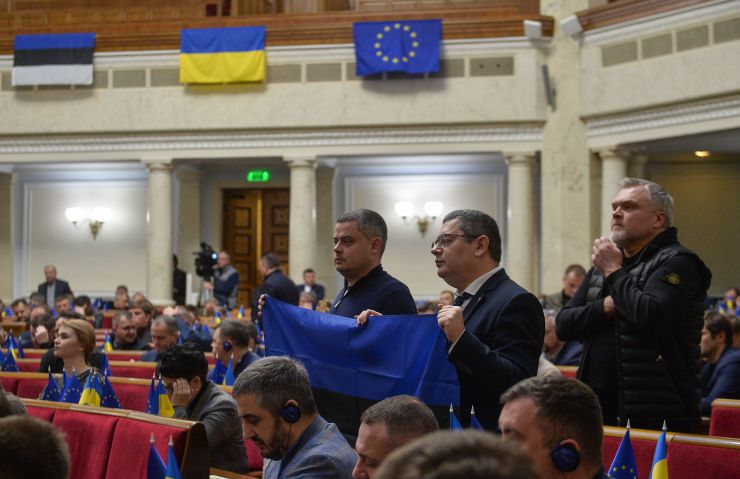 Пленарне засідання Верховної Ради України.

Під час пленарного засідання у Верховні Раді виступив голова центристської партії Естонії Юрі Ратас.

Серед визначених до розгляду питань порядку денному були законопроекти, ухвалення яких необхідне для нашої європейської інтеграції. Одним із ключових з них є проект закону про національні меншини (спільноти) України (№ 8224). Ще один важливий документ -- зміни до деяких законодавчих актів  щодо вдосконалення порядку відбору  кандидатур на посаду судді Конституційного Суду на конкурсних засадах (№ 7662). А також дискусійний проект закону про медіа (№ 2693-Д).

Як зауважив напередодні Перший заступник Голови Верховної Ради Олександр Корнієнко, із першими двома законопроектами в залі не мало б виникнути проблем, оскільки парламентаріям вдалося досягнути консенсусу під час підготовки їх до розгляду в сесійній залі. А от до медійного законопроекту надійшло майже три тисячі поправок. Тож є над чим працювати.
