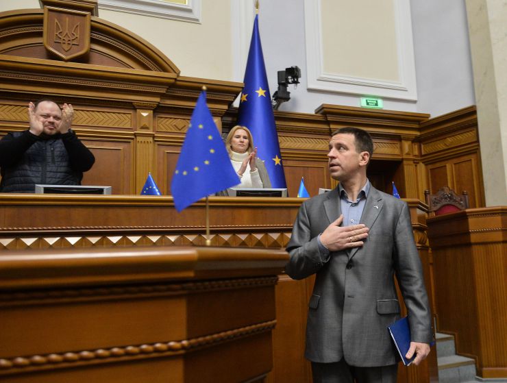 Пленарне засідання Верховної Ради України.

Під час пленарного засідання у Верховні Раді виступив голова центристської партії Естонії Юрі Ратас.

Серед визначених до розгляду питань порядку денному були законопроекти, ухвалення яких необхідне для нашої європейської інтеграції. Одним із ключових з них є проект закону про національні меншини (спільноти) України (№ 8224). Ще один важливий документ -- зміни до деяких законодавчих актів  щодо вдосконалення порядку відбору  кандидатур на посаду судді Конституційного Суду на конкурсних засадах (№ 7662). А також дискусійний проект закону про медіа (№ 2693-Д).

Як зауважив напередодні Перший заступник Голови Верховної Ради Олександр Корнієнко, із першими двома законопроектами в залі не мало б виникнути проблем, оскільки парламентаріям вдалося досягнути консенсусу під час підготовки їх до розгляду в сесійній залі. А от до медійного законопроекту надійшло майже три тисячі поправок. Тож є над чим працювати.
