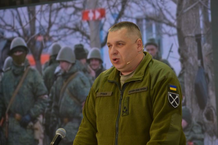 у Military Media Center відбувся брифінг представників Сил безпеки та оборони України щодо оперативної інформації на фронті російсько-української війни та безпекової ситуації в Україні. На брифінгу продемонстровані фрагменти БПЛА, які застосовує рф проти України. Олексій Громов