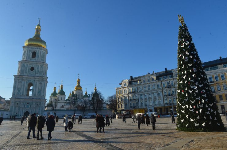 На Софійській площі в центрі Києва встановлено символічну ялинку незламності.
Цього року головна ялинка країни штучна, заввишки 12 метрів. 
