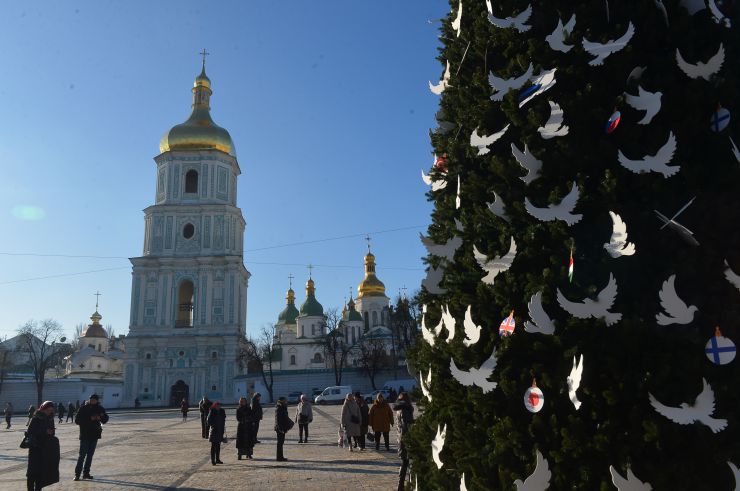 На Софійській площі в центрі Києва встановлено символічну ялинку незламності.
Цього року головна ялинка країни штучна, заввишки 12 метрів. 
