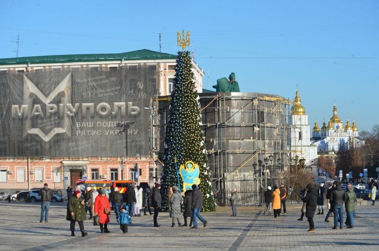 На Софійській площі в центрі Києва встановлено символічну ялинку незламності.
Цього року головна ялинка країни штучна, заввишки 12 метрів. 
