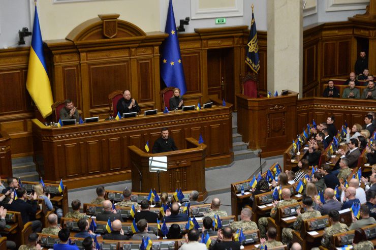 Пленарне засідання Верховної Ради України.

У Верховній Раді зі щорічним посланням про внутрішнє і зовнішнє становище виступив Президент Володимир Зеленський. У посланні, яке відповідно до ст.106 Конституції відбувається щороку, викладається позиція глави держави з основних напрямів внутрішньої та зовнішньої політики, або інформація про важливі рішення, прийняті ним відповідно до конституційних повноважень.
