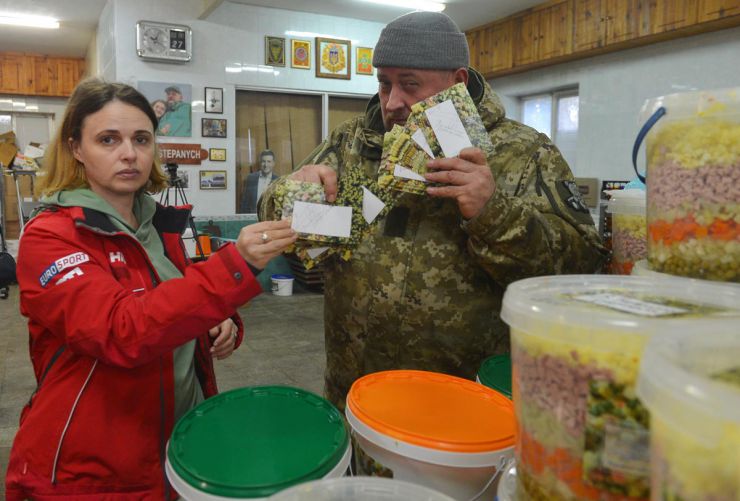 В рамках волонтерської акції «Салат для солдатів» на фронт відправлено десять тонн олів’є. Для того, щоб приготувати салат, лише яєць треба було зварити більше 14 тисяч штук. Це зробили в парламентській їдальні. А до нарізання цього складника долучилися працівники апарату Верховної Ради України. Це вже дев’ята доставка традиційної новорічної страви для захисників на передову. Цього року для того, щоби доправити страву до столу знадобиться 21 автомобіль. Окрім олів’є на фронт повезуть також  три тонни мандарин від фонду «Слава України». На знімку: волонтери Юрій Тира та Олександра Калініна під час акції.