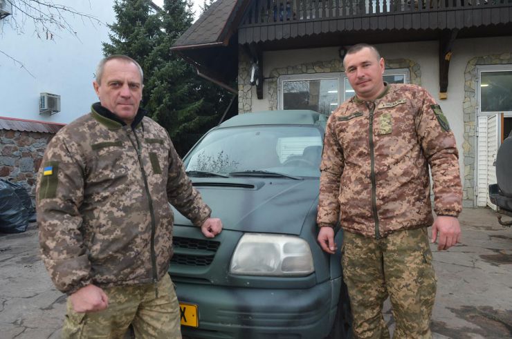 В рамках волонтерської акції «Салат для солдатів» на фронт відправлено десять тонн олів’є. Для того, щоб приготувати салат, лише яєць треба було зварити більше 14 тисяч штук. Це зробили в парламентській їдальні. А до нарізання цього складника долучилися працівники апарату Верховної Ради України. Це вже дев’ята доставка традиційної новорічної страви для захисників на передову. Цього року для того, щоби доправити страву до столу знадобиться 21 автомобіль. Окрім олів’є на фронт повезуть також  три тонни мандарин від фонду «Слава України». 