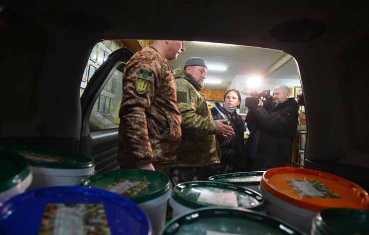 В рамках волонтерської акції «Салат для солдатів» на фронт відправлено десять тонн олів’є. Для того, щоб приготувати салат, лише яєць треба було зварити більше 14 тисяч штук. Це зробили в парламентській їдальні. А до нарізання цього складника долучилися працівники апарату Верховної Ради України. Це вже дев’ята доставка традиційної новорічної страви для захисників на передову. Цього року для того, щоби доправити страву до столу знадобиться 21 автомобіль. Окрім олів’є на фронт повезуть також  три тонни мандарин від фонду «Слава України». 