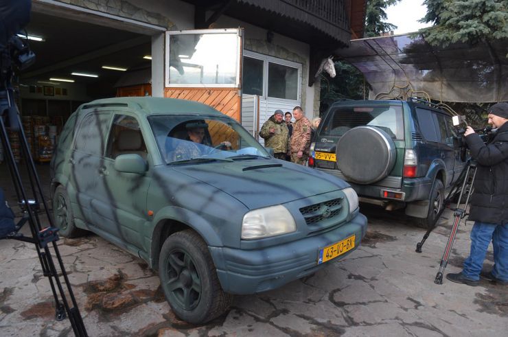 В рамках волонтерської акції «Салат для солдатів» на фронт відправлено десять тонн олів’є. Для того, щоб приготувати салат, лише яєць треба було зварити більше 14 тисяч штук. Це зробили в парламентській їдальні. А до нарізання цього складника долучилися працівники апарату Верховної Ради України. Це вже дев’ята доставка традиційної новорічної страви для захисників на передову. Цього року для того, щоби доправити страву до столу знадобиться 21 автомобіль. Окрім олів’є на фронт повезуть також  три тонни мандарин від фонду «Слава України». 