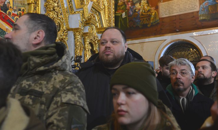 Різдвяне богослужіння предстоятеля Православної церкви України митрополита Епіфанія в Успенському соборі Києво-Печерської лаври у Києві, 7 січня 2023 р. Це перше богослужіння голови ПЦУ на території лаври. Раніше богослужіння на Різдво в Успенському соборі проводила лише УПЦ Московського патріархату. На знімку у центрі: Голова Верховної Ради України Руслан Стефанчук.