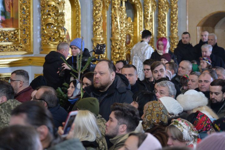 Предстоятель ПЦУ митрополит Київський і всієї України Епіфаній у свято Різдва Христового за юліанським календарем, 7 січня, провів богослужіння в Успенському соборі Києво-Печерської лаври. На знімку у центрі: Голова Верховної Ради України Руслан Стефанчук.