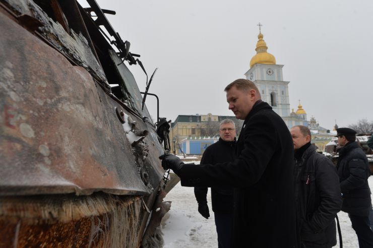 Делегація Саейми Латвійської Республіки на чолі з Спікером Саейми Латвійської Республіки Едвардсом СМІЛТЕНСОМ  у супроводі народної депутатки України  Соломії Бобровської відвідала Музей Голодомору і Стіну пам’яті в Києві. 