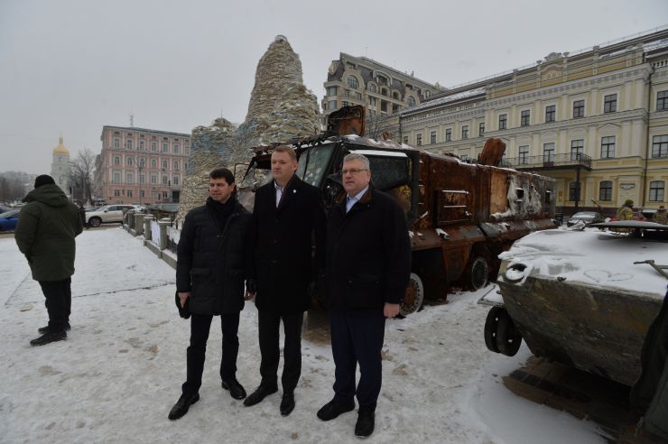 Делегація Саейми Латвійської Республіки на чолі з Спікером Саейми Латвійської Республіки Едвардсом СМІЛТЕНСОМ  у супроводі народної депутатки України  Соломії Бобровської відвідала Музей Голодомору і Стіну пам’яті в Києві. 