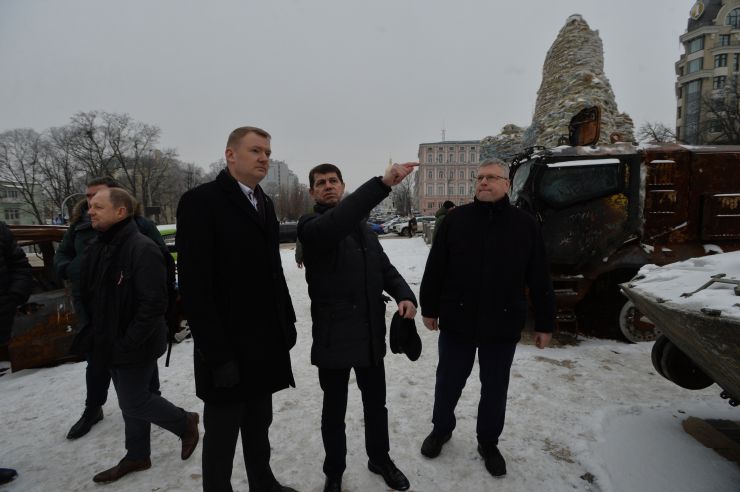 Делегація Саейми Латвійської Республіки на чолі з Спікером Саейми Латвійської Республіки Едвардсом СМІЛТЕНСОМ  у супроводі народної депутатки України  Соломії Бобровської відвідала Музей Голодомору і Стіну пам’яті в Києві. 