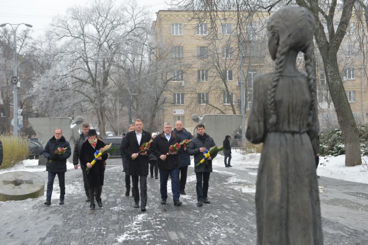 Делегація Саейми Латвійської Республіки на чолі з Спікером Саейми Латвійської Республіки Едвардсом СМІЛТЕНСОМ  у супроводі народної депутатки України  Соломії Бобровської відвідала Музей Голодомору і Стіну пам’яті в Києві. 