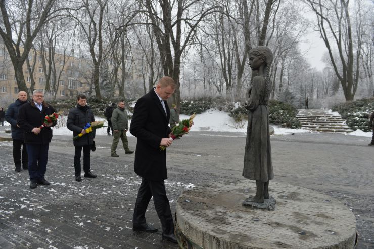 Делегація Саейми Латвійської Республіки на чолі з Спікером Саейми Латвійської Республіки Едвардсом СМІЛТЕНСОМ  у супроводі народної депутатки України  Соломії Бобровської відвідала Музей Голодомору і Стіну пам’яті в Києві. 