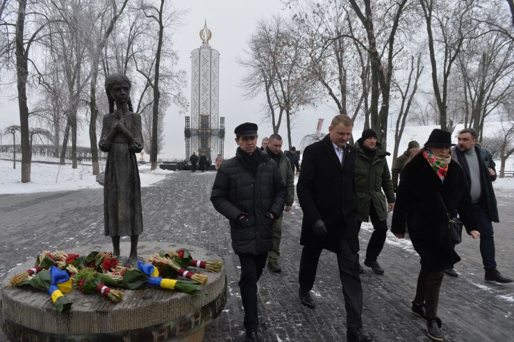 Делегація Саейми Латвійської Республіки на чолі з Спікером Саейми Латвійської Республіки Едвардсом СМІЛТЕНСОМ  у супроводі народної депутатки України  Соломії Бобровської відвідала Музей Голодомору і Стіну пам’яті в Києві. 