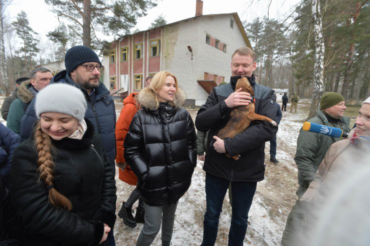 Делегація  Латвійської Республіки на чолі з Головою Сейму Латвійської Республіки паном Едвардсом Смілтенсом відвідала села Іванівка та Ягідне Чернігівської області. Їх супроводжувала заступниця Голови Верховної Ради України Олена Кондратюк. 
У селі Ягідному латвійці зустрілись з мешканцями, яким під час окупації довелось сидіти у сучасному російському концтаборі, в який вони перетворили школу. 


Валентина Данилова розповідає, що в підвалах сиділи з 3 до 30 березня. А 31 березня зайшли наші вже. Було холодно. Було забито людьми. Стояли стільчики маленькі і ми на них день і ніч сиділи. Тут були мами з маленькими дітками. Подумайте, якщо ви їдете в автобусі і сидите, хай може 5 годин чи навіть добу, як ви себе почуваєте. Це дуже тяжко. А я 28 днів так сиділа. Ноги поопухали, були товсті. У сусідки моєї взагалі криваві були, сукровиця тікла. Валентина, їй 60 років, була тут з 83 – річною мамою і чоловіком, йому 60 теж. Перші дні нам ще дозволяли виходити. Чого вони нас тут тримають – вони нам нічого не пояснювали. Просто зігнали всіх сюди. Перше, що вони сказали – ми вас прийшли рятувати. Я кажу – як?! Від кого?! Поки вас не було тут ніхто не стріляв. Біля мого будинку поставили міномети, стріляли на Чернігів. У мене мама з Донбасу приїхала, там теж була війна. Вона казала, що нас зараз можуть розстріляти. Було страшно. Командували російські офіцери. Чули їхні позивні «Глухий», «Паук», «Клен» - всі слов’яни. «Глухий» кичився, що в нього  дід Глущенко з Житомирської області, я так розумію, що і в нього було прізвище Глущенко, ходив тут за старшого, командував. Їли ми спочатку що в кого було. У мене був батон. Але їсти не хотілося, тошнота така була. А на третій день наші молодші хлопці й дівчата організували кухню нагорі. В школі в їдальні взяли каструлі, поставили цеглини, розвели багаття. Варили нам їсти, коли двічі в день могли погодувати, коли раз. Якусь кашу, якийсь суп. Світла тут не було. Зробили світильник із пластикової пляшки і вставили туди свічечку. 



У підвалі через нелюдські умови – відсутність достатнього простору, санітарних умов, доступу до повітря, їжі, води – померли 10 літніх людей. Також встановлено, що сімох жителів села загарбники розстріляли.

На дверях концтабору ХХІ століття жителі села вели календар, а поруч – писали імена загиблих. Праворуч – прізвища людей, які тут же померли, ліворуч – тих, кого росіяни розстріляли.

Анатолій Матюха-70 років, дружина Тамара -66 років, донька Таня, внуки Данило й Саша -7 і 9 років – всі сиділи в цих підвалах. Спали на підлозі, на ящиках. Їсти давали мало.

Володимир Рень- 65 років, теж сидів. Все село сиділо 341 чоловік. Як оселедці в банці. Жінка вже давно вже в Італії, діти в Чернігові – два хлопці. Володимир ховався в погребі, до того як усіх забрали в підвал. Каже, що вибили двері, кинули гранату в погріб. Він ховався за стіною і так залишився живим. Також розповідає, що стояв у кацапів великий автомобіль зі снарядами. «Наші поцілили точно в нього, такий вибух був… Як вони попали, чи хтось підказав…».
Заступник Голови ВР України Олена Кондратюк (у центрі), Спікер Саейми Латвійської Республіки Едвардс Смілтенс (праворуч) , голова Чернігівської ОВА В’ячеслав Чаус під час зустрічі з мешканцями села Ягідне.
