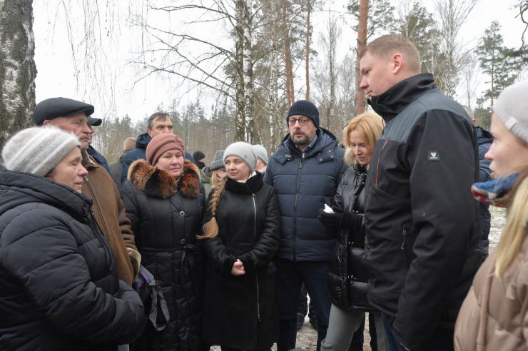 Делегація  Латвійської Республіки на чолі з Головою Сейму Латвійської Республіки паном Едвардсом Смілтенсом відвідала села Іванівка та Ягідне Чернігівської області. Їх супроводжувала заступниця Голови Верховної Ради України Олена Кондратюк. 
У селі Ягідному латвійці зустрілись з мешканцями, яким під час окупації довелось сидіти у сучасному російському концтаборі, в який вони перетворили школу. 


Валентина Данилова розповідає, що в підвалах сиділи з 3 до 30 березня. А 31 березня зайшли наші вже. Було холодно. Було забито людьми. Стояли стільчики маленькі і ми на них день і ніч сиділи. Тут були мами з маленькими дітками. Подумайте, якщо ви їдете в автобусі і сидите, хай може 5 годин чи навіть добу, як ви себе почуваєте. Це дуже тяжко. А я 28 днів так сиділа. Ноги поопухали, були товсті. У сусідки моєї взагалі криваві були, сукровиця тікла. Валентина, їй 60 років, була тут з 83 – річною мамою і чоловіком, йому 60 теж. Перші дні нам ще дозволяли виходити. Чого вони нас тут тримають – вони нам нічого не пояснювали. Просто зігнали всіх сюди. Перше, що вони сказали – ми вас прийшли рятувати. Я кажу – як?! Від кого?! Поки вас не було тут ніхто не стріляв. Біля мого будинку поставили міномети, стріляли на Чернігів. У мене мама з Донбасу приїхала, там теж була війна. Вона казала, що нас зараз можуть розстріляти. Було страшно. Командували російські офіцери. Чули їхні позивні «Глухий», «Паук», «Клен» - всі слов’яни. «Глухий» кичився, що в нього  дід Глущенко з Житомирської області, я так розумію, що і в нього було прізвище Глущенко, ходив тут за старшого, командував. Їли ми спочатку що в кого було. У мене був батон. Але їсти не хотілося, тошнота така була. А на третій день наші молодші хлопці й дівчата організували кухню нагорі. В школі в їдальні взяли каструлі, поставили цеглини, розвели багаття. Варили нам їсти, коли двічі в день могли погодувати, коли раз. Якусь кашу, якийсь суп. Світла тут не було. Зробили світильник із пластикової пляшки і вставили туди свічечку. 



У підвалі через нелюдські умови – відсутність достатнього простору, санітарних умов, доступу до повітря, їжі, води – померли 10 літніх людей. Також встановлено, що сімох жителів села загарбники розстріляли.

На дверях концтабору ХХІ століття жителі села вели календар, а поруч – писали імена загиблих. Праворуч – прізвища людей, які тут же померли, ліворуч – тих, кого росіяни розстріляли.

Анатолій Матюха-70 років, дружина Тамара -66 років, донька Таня, внуки Данило й Саша -7 і 9 років – всі сиділи в цих підвалах. Спали на підлозі, на ящиках. Їсти давали мало.

Володимир Рень- 65 років, теж сидів. Все село сиділо 341 чоловік. Як оселедці в банці. Жінка вже давно вже в Італії, діти в Чернігові – два хлопці. Володимир ховався в погребі, до того як усіх забрали в підвал. Каже, що вибили двері, кинули гранату в погріб. Він ховався за стіною і так залишився живим. Також розповідає, що стояв у кацапів великий автомобіль зі снарядами. «Наші поцілили точно в нього, такий вибух був… Як вони попали, чи хтось підказав…».
Зустріч з мешканцями села Ягідне.
