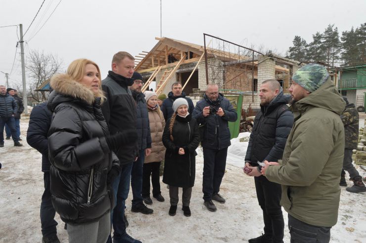 Делегація  Латвійської Республіки на чолі з Головою Сейму Латвійської Республіки паном Едвардсом Смілтенсом відвідала села Іванівка та Ягідне Чернігівської області. Їх супроводжувала заступниця Голови Верховної Ради України Олена Кондратюк. 
У селі Ягідному латвійці зустрілись з мешканцями, яким під час окупації довелось сидіти у сучасному російському концтаборі, в який вони перетворили школу. 


Валентина Данилова розповідає, що в підвалах сиділи з 3 до 30 березня. А 31 березня зайшли наші вже. Було холодно. Було забито людьми. Стояли стільчики маленькі і ми на них день і ніч сиділи. Тут були мами з маленькими дітками. Подумайте, якщо ви їдете в автобусі і сидите, хай може 5 годин чи навіть добу, як ви себе почуваєте. Це дуже тяжко. А я 28 днів так сиділа. Ноги поопухали, були товсті. У сусідки моєї взагалі криваві були, сукровиця тікла. Валентина, їй 60 років, була тут з 83 – річною мамою і чоловіком, йому 60 теж. Перші дні нам ще дозволяли виходити. Чого вони нас тут тримають – вони нам нічого не пояснювали. Просто зігнали всіх сюди. Перше, що вони сказали – ми вас прийшли рятувати. Я кажу – як?! Від кого?! Поки вас не було тут ніхто не стріляв. Біля мого будинку поставили міномети, стріляли на Чернігів. У мене мама з Донбасу приїхала, там теж була війна. Вона казала, що нас зараз можуть розстріляти. Було страшно. Командували російські офіцери. Чули їхні позивні «Глухий», «Паук», «Клен» - всі слов’яни. «Глухий» кичився, що в нього  дід Глущенко з Житомирської області, я так розумію, що і в нього було прізвище Глущенко, ходив тут за старшого, командував. Їли ми спочатку що в кого було. У мене був батон. Але їсти не хотілося, тошнота така була. А на третій день наші молодші хлопці й дівчата організували кухню нагорі. В школі в їдальні взяли каструлі, поставили цеглини, розвели багаття. Варили нам їсти, коли двічі в день могли погодувати, коли раз. Якусь кашу, якийсь суп. Світла тут не було. Зробили світильник із пластикової пляшки і вставили туди свічечку. 



У підвалі через нелюдські умови – відсутність достатнього простору, санітарних умов, доступу до повітря, їжі, води – померли 10 літніх людей. Також встановлено, що сімох жителів села загарбники розстріляли.

На дверях концтабору ХХІ століття жителі села вели календар, а поруч – писали імена загиблих. Праворуч – прізвища людей, які тут же померли, ліворуч – тих, кого росіяни розстріляли.

Анатолій Матюха-70 років, дружина Тамара -66 років, донька Таня, внуки Данило й Саша -7 і 9 років – всі сиділи в цих підвалах. Спали на підлозі, на ящиках. Їсти давали мало.

Володимир Рень- 65 років, теж сидів. Все село сиділо 341 чоловік. Як оселедці в банці. Жінка вже давно вже в Італії, діти в Чернігові – два хлопці. Володимир ховався в погребі, до того як усіх забрали в підвал. Каже, що вибили двері, кинули гранату в погріб. Він ховався за стіною і так залишився живим. Також розповідає, що стояв у кацапів великий автомобіль зі снарядами. «Наші поцілили точно в нього, такий вибух був… Як вони попали, чи хтось підказав…».
Зустріч з мешканцями, яким надано будівельні матеріали для відновлення пошкоджених осель 
