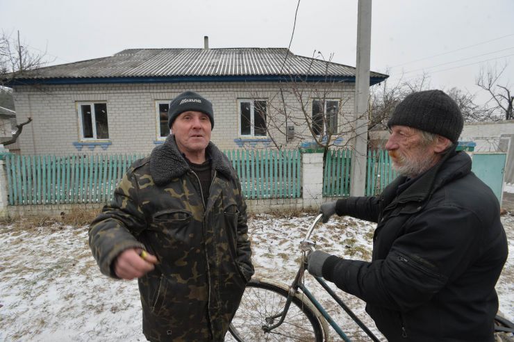 
Делегація  Латвійської Республіки на чолі з Головою Сейму Латвійської Республіки паном Едвардсом Смілтенсом відвідала села Іванівка та Ягідне Чернігівської області. Їх супроводжувала заступниця Голови Верховної Ради України Олена Кондратюк. 
У селі Ягідному латвійці зустрілись з мешканцями, яким під час окупації довелось сидіти у сучасному російському концтаборі, в який вони перетворили школу. 


Валентина Данилова розповідає, що в підвалах сиділи з 3 до 30 березня. А 31 березня зайшли наші вже. Було холодно. Було забито людьми. Стояли стільчики маленькі і ми на них день і ніч сиділи. Тут були мами з маленькими дітками. Подумайте, якщо ви їдете в автобусі і сидите, хай може 5 годин чи навіть добу, як ви себе почуваєте. Це дуже тяжко. А я 28 днів так сиділа. Ноги поопухали, були товсті. У сусідки моєї взагалі криваві були, сукровиця тікла. Валентина, їй 60 років, була тут з 83 – річною мамою і чоловіком, йому 60 теж. Перші дні нам ще дозволяли виходити. Чого вони нас тут тримають – вони нам нічого не пояснювали. Просто зігнали всіх сюди. Перше, що вони сказали – ми вас прийшли рятувати. Я кажу – як?! Від кого?! Поки вас не було тут ніхто не стріляв. Біля мого будинку поставили міномети, стріляли на Чернігів. У мене мама з Донбасу приїхала, там теж була війна. Вона казала, що нас зараз можуть розстріляти. Було страшно. Командували російські офіцери. Чули їхні позивні «Глухий», «Паук», «Клен» - всі слов’яни. «Глухий» кичився, що в нього  дід Глущенко з Житомирської області, я так розумію, що і в нього було прізвище Глущенко, ходив тут за старшого, командував. Їли ми спочатку що в кого було. У мене був батон. Але їсти не хотілося, тошнота така була. А на третій день наші молодші хлопці й дівчата організували кухню нагорі. В школі в їдальні взяли каструлі, поставили цеглини, розвели багаття. Варили нам їсти, коли двічі в день могли погодувати, коли раз. Якусь кашу, якийсь суп. Світла тут не було. Зробили світильник із пластикової пляшки і вставили туди свічечку. 



У підвалі через нелюдські умови – відсутність достатнього простору, санітарних умов, доступу до повітря, їжі, води – померли 10 літніх людей. Також встановлено, що сімох жителів села загарбники розстріляли.

На дверях концтабору ХХІ століття жителі села вели календар, а поруч – писали імена загиблих. Праворуч – прізвища людей, які тут же померли, ліворуч – тих, кого росіяни розстріляли.

Анатолій Матюха-70 років, дружина Тамара -66 років, донька Таня, внуки Данило й Саша -7 і 9 років – всі сиділи в цих підвалах. Спали на підлозі, на ящиках. Їсти давали мало.

Володимир Рень- 65 років, теж сидів. Все село сиділо 341 чоловік. Як оселедці в банці. Жінка вже давно вже в Італії, діти в Чернігові – два хлопці. Володимир ховався в погребі, до того як усіх забрали в підвал. Каже, що вибили двері, кинули гранату в погріб. Він ховався за стіною і так залишився живим. Також розповідає, що стояв у кацапів великий автомобіль зі снарядами. «Наші поцілили точно в нього, такий вибух був… Як вони попали, чи хтось підказав…»
