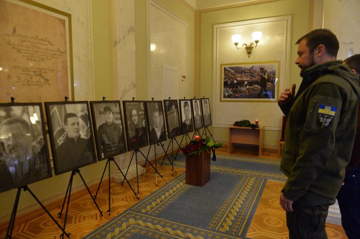 У Верховній Раді України вшанували пам’ять загиблих унаслідок падіння гелікоптера в місті Бровари Київської області. Серед загиблих – міністр внутрішніх справ Денис Монастирський, його перший заступник Євгеній Єнін, державний секретар МВС Юрій Лубкович, їхні помічники, екіпаж гвинтокрила.