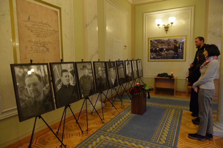 У Верховній Раді України вшанували пам’ять загиблих унаслідок падіння гелікоптера в місті Бровари Київської області. Серед загиблих – міністр внутрішніх справ Денис Монастирський, його перший заступник Євгеній Єнін, державний секретар МВС Юрій Лубкович, їхні помічники, екіпаж гвинтокрила.