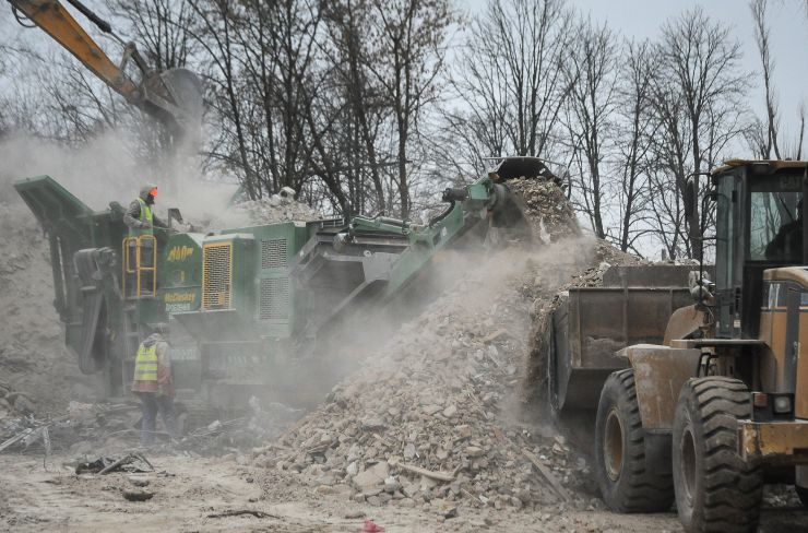 У Гостомелі розпочали роботи з демонтажу багатоповерхових будинків у військовому містечку, що було зруйноване внаслідок російської військової агресії. Під час активних бойових дій у військовому містечку було знищено 6 житлових багатоквартирних будинків. Наразі триває етап демонтажу зруйнованих об'єктів. На цій локації вже демонтовано дві багатоповерхівки. Прямо на території встановлено спеціальне обладнання, що сортує та переробляє будівельні відходи. Відсортовані матеріали надалі проходять переробку та будуть використані для будівництва нових екооб'єктів. Французька компанія Neo Eco допомагає відновити військове містечко у Гостомелі.
Загалом у межах співробітництва з компанією Neo Eco, що спеціалізується на екологічному відновленні пошкоджених об'єктів, компанія планує відбудувати шість житлових будинків на 310 квартир, школу на 1000 учнів та дитячий садок.

24 лютого 2022 року одним із перших прийнявши удар російських загарбників селеще Гостомель, що під Києвом. Ракетні атаки, висадка ворожого десанта, все це було на очах мешканців військового містечка біля аеропорту.
 Олександр 