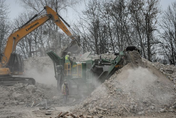 У Гостомелі розпочали роботи з демонтажу багатоповерхових будинків у військовому містечку, що було зруйноване внаслідок російської військової агресії. Під час активних бойових дій у військовому містечку було знищено 6 житлових багатоквартирних будинків. Наразі триває етап демонтажу зруйнованих об'єктів. На цій локації вже демонтовано дві багатоповерхівки. Прямо на території встановлено спеціальне обладнання, що сортує та переробляє будівельні відходи. Відсортовані матеріали надалі проходять переробку та будуть використані для будівництва нових екооб'єктів. Французька компанія Neo Eco допомагає відновити військове містечко у Гостомелі.
Загалом у межах співробітництва з компанією Neo Eco, що спеціалізується на екологічному відновленні пошкоджених об'єктів, компанія планує відбудувати шість житлових будинків на 310 квартир, школу на 1000 учнів та дитячий садок.

24 лютого 2022 року одним із перших прийнявши удар російських загарбників селеще Гостомель, що під Києвом. Ракетні атаки, висадка ворожого десанта, все це було на очах мешканців військового містечка біля аеропорту.
 Олександр 