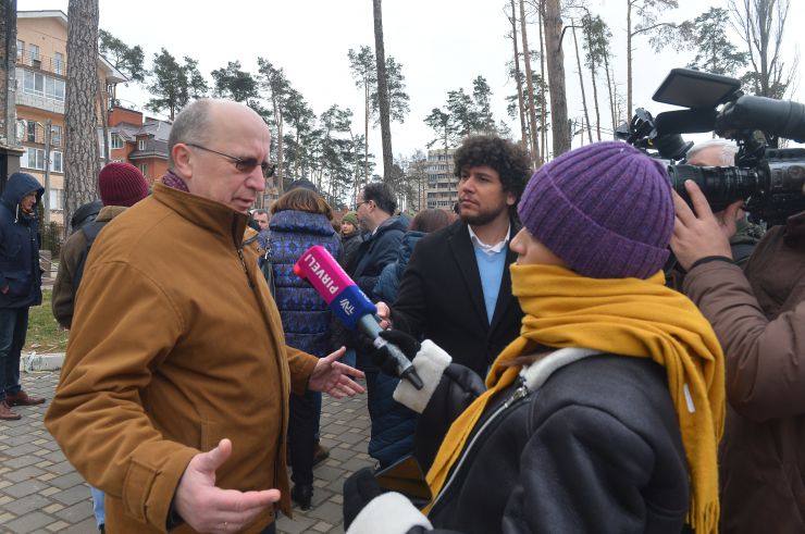 Делегація депутатів міжпарламентської мережі держав-учасниць ЄС «Об’єднані для України» (U4U-United for Ukraine), парламентської делегації Сполученого Королівства Великої Британії та Північної Ірландії, представників Постійних делегацій іноземних держав у Парламентській Асамблеї Ради Європи та груп з міжпарламентських зв’язків з Україною національних парламентів іноземних держав здійснили візит на Київщину у річницю початку повномасштабної війни рф проти України.
Зокрема, понад 50 європейських парламентаріїв відвідали місто Ірпінь, де оглянули руйнування у житловому комплексі «Ірпінські Липки», Будинок культури, графіті британського вуличного художника Бенксі та «цвинтар» знищених росіянами автомобілів.
Європарламентарії пересвідчились у масштабах трагедії, яка стала наслідком вторгнення росії в Україну. Частина парламентаріїв іноземних країн вже не вперше відвідали місто Ірпінь.
«Вперше я побував тут у межах візиту делегації «U4U» ще у квітні минулого року, —  зазначив депутат Європарламенту від Литви, лідер міжпарламентської мережі «United for Ukraine» Андріус Кубіліус.
