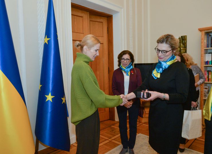 Зустріч заступниці Голови Верховної Ради України Олени Кондратюк з делегацією Національної Ради Словацької Республіки
Моніка КОЗЕЛОВА
 Депутатка Національної Ради Словацької Республіки
Анна МЄРНА Депутатка Національної Ради Словацької Республіки
Мартіна БРІСУДОВА Депутатка Національної Ради Словацької Республіки
Анна ЗЕМАНОВА Депутатка Національної Ради Словацької Республіки
Марек ШАФІН Надзвичайний і Повноважний Посол Словацької Республіки в Україні

