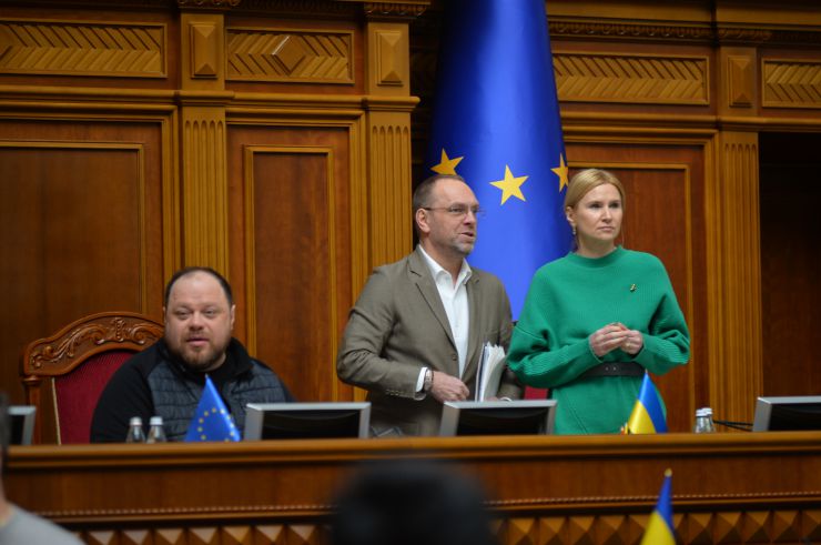 Пленарне засідання Верховної Ради України.
На початку засідання Голова Верховної Ради Руслан Стефанчук презентував проект заяви українського парламенту про необхідність забезпечення відповідальності осіб, винних у вчиненні найтяжчих злочинів, за міжнародними правом на території України. 
Верховна Рада підтверджує свій заклик із приводу створення спеціального міжнародного трибуналу щодо злочину агресії проти України, який матиме юрисдикцію для розслідування та притягнення до відповідальності вищого політичного та військового керівництва російської федерації тощо. За цю постанову (№ 9122) народні депутати віддали 335 голосів.
Крім того, Сергія Шкарлета звільнили з посади міністра освіти і науки. За це рішення проголосували 295 народних депутатів. Цього дня парламентарії розглянули ще кілька кадрових питань. Зокрема, проголосували за відставку міністра з питань стратегічних галузей промисловості Павла Рябікіна та віце-прем’єр-міністра — міністра цифрової трансформації Михайла Федорова. Народні депутати також схвалили постанову про дострокове припинення повноважень свого колеги — Михайла Забродського (307 голосів).
Цього дня в сесійній залі також заслухали звіт про виконану роботу Тимчасової спеціальної комісії Верховної Ради з питань міжнародного гуманітарного та міжнародного кримінального права в умовах збройної агресії російської федерації проти України. Доповідав із цього питання голова ТСК Олександр Бакумов. Також парламентарії підтримали звіт Тимчасової спеціальної комісії з питань моніторингу отримання і використання міжнародної матеріально-технічної допомоги під час дії воєнного стану.
Про діяльність комісії протягом шести місяців доповідала її очільниця Олександра Устінова. У понеділок також звітував голова Тимчасової слідчої комісії Верховної Ради з питань розслідування обставин, що призвели до смерті судді Автозаводського районного суду міста Кременчука Полтавської області Олександра Лободенка та міського голови міста Кременчука Олега Бабаєва, — Михайло Цимбалюк.
Стефанчук, Власенко, Кондратюк
