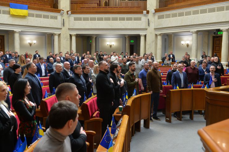 Пленарне засідання Верховної Ради України.
На початку засідання Голова Верховної Ради Руслан Стефанчук презентував проект заяви українського парламенту про необхідність забезпечення відповідальності осіб, винних у вчиненні найтяжчих злочинів, за міжнародними правом на території України. 
Верховна Рада підтверджує свій заклик із приводу створення спеціального міжнародного трибуналу щодо злочину агресії проти України, який матиме юрисдикцію для розслідування та притягнення до відповідальності вищого політичного та військового керівництва російської федерації тощо. За цю постанову (№ 9122) народні депутати віддали 335 голосів.
Крім того, Сергія Шкарлета звільнили з посади міністра освіти і науки. За це рішення проголосували 295 народних депутатів. Цього дня парламентарії розглянули ще кілька кадрових питань. Зокрема, проголосували за відставку міністра з питань стратегічних галузей промисловості Павла Рябікіна та віце-прем’єр-міністра — міністра цифрової трансформації Михайла Федорова. Народні депутати також схвалили постанову про дострокове припинення повноважень свого колеги — Михайла Забродського (307 голосів).
Цього дня в сесійній залі також заслухали звіт про виконану роботу Тимчасової спеціальної комісії Верховної Ради з питань міжнародного гуманітарного та міжнародного кримінального права в умовах збройної агресії російської федерації проти України. Доповідав із цього питання голова ТСК Олександр Бакумов. Також парламентарії підтримали звіт Тимчасової спеціальної комісії з питань моніторингу отримання і використання міжнародної матеріально-технічної допомоги під час дії воєнного стану.
Про діяльність комісії протягом шести місяців доповідала її очільниця Олександра Устінова. У понеділок також звітував голова Тимчасової слідчої комісії Верховної Ради з питань розслідування обставин, що призвели до смерті судді Автозаводського районного суду міста Кременчука Полтавської області Олександра Лободенка та міського голови міста Кременчука Олега Бабаєва, — Михайло Цимбалюк.
