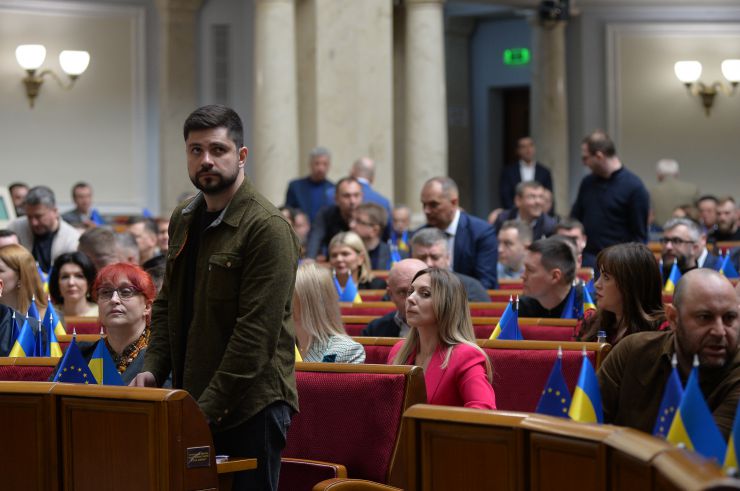 Пленарне засідання Верховної Ради України.
На початку засідання Голова Верховної Ради Руслан Стефанчук презентував проект заяви українського парламенту про необхідність забезпечення відповідальності осіб, винних у вчиненні найтяжчих злочинів, за міжнародними правом на території України. 
Верховна Рада підтверджує свій заклик із приводу створення спеціального міжнародного трибуналу щодо злочину агресії проти України, який матиме юрисдикцію для розслідування та притягнення до відповідальності вищого політичного та військового керівництва російської федерації тощо. За цю постанову (№ 9122) народні депутати віддали 335 голосів.
Крім того, Сергія Шкарлета звільнили з посади міністра освіти і науки. За це рішення проголосували 295 народних депутатів. Цього дня парламентарії розглянули ще кілька кадрових питань. Зокрема, проголосували за відставку міністра з питань стратегічних галузей промисловості Павла Рябікіна та віце-прем’єр-міністра — міністра цифрової трансформації Михайла Федорова. Народні депутати також схвалили постанову про дострокове припинення повноважень свого колеги — Михайла Забродського (307 голосів).
Цього дня в сесійній залі також заслухали звіт про виконану роботу Тимчасової спеціальної комісії Верховної Ради з питань міжнародного гуманітарного та міжнародного кримінального права в умовах збройної агресії російської федерації проти України. Доповідав із цього питання голова ТСК Олександр Бакумов. Також парламентарії підтримали звіт Тимчасової спеціальної комісії з питань моніторингу отримання і використання міжнародної матеріально-технічної допомоги під час дії воєнного стану.
Про діяльність комісії протягом шести місяців доповідала її очільниця Олександра Устінова. У понеділок також звітував голова Тимчасової слідчої комісії Верховної Ради з питань розслідування обставин, що призвели до смерті судді Автозаводського районного суду міста Кременчука Полтавської області Олександра Лободенка та міського голови міста Кременчука Олега Бабаєва, — Михайло Цимбалюк.
