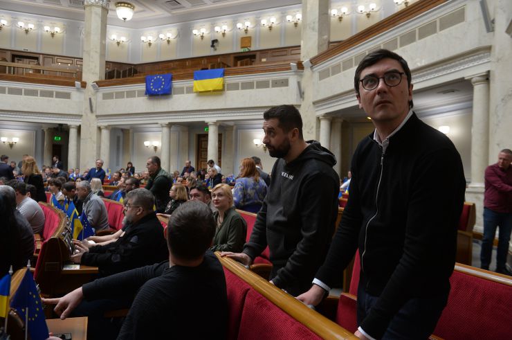 Пленарне засідання Верховної Ради України.
На початку засідання Голова Верховної Ради Руслан Стефанчук презентував проект заяви українського парламенту про необхідність забезпечення відповідальності осіб, винних у вчиненні найтяжчих злочинів, за міжнародними правом на території України. 
Верховна Рада підтверджує свій заклик із приводу створення спеціального міжнародного трибуналу щодо злочину агресії проти України, який матиме юрисдикцію для розслідування та притягнення до відповідальності вищого політичного та військового керівництва російської федерації тощо. За цю постанову (№ 9122) народні депутати віддали 335 голосів.
Крім того, Сергія Шкарлета звільнили з посади міністра освіти і науки. За це рішення проголосували 295 народних депутатів. Цього дня парламентарії розглянули ще кілька кадрових питань. Зокрема, проголосували за відставку міністра з питань стратегічних галузей промисловості Павла Рябікіна та віце-прем’єр-міністра — міністра цифрової трансформації Михайла Федорова. Народні депутати також схвалили постанову про дострокове припинення повноважень свого колеги — Михайла Забродського (307 голосів).
Цього дня в сесійній залі також заслухали звіт про виконану роботу Тимчасової спеціальної комісії Верховної Ради з питань міжнародного гуманітарного та міжнародного кримінального права в умовах збройної агресії російської федерації проти України. Доповідав із цього питання голова ТСК Олександр Бакумов. Також парламентарії підтримали звіт Тимчасової спеціальної комісії з питань моніторингу отримання і використання міжнародної матеріально-технічної допомоги під час дії воєнного стану.
Про діяльність комісії протягом шести місяців доповідала її очільниця Олександра Устінова. У понеділок також звітував голова Тимчасової слідчої комісії Верховної Ради з питань розслідування обставин, що призвели до смерті судді Автозаводського районного суду міста Кременчука Полтавської області Олександра Лободенка та міського голови міста Кременчука Олега Бабаєва, — Михайло Цимбалюк.
