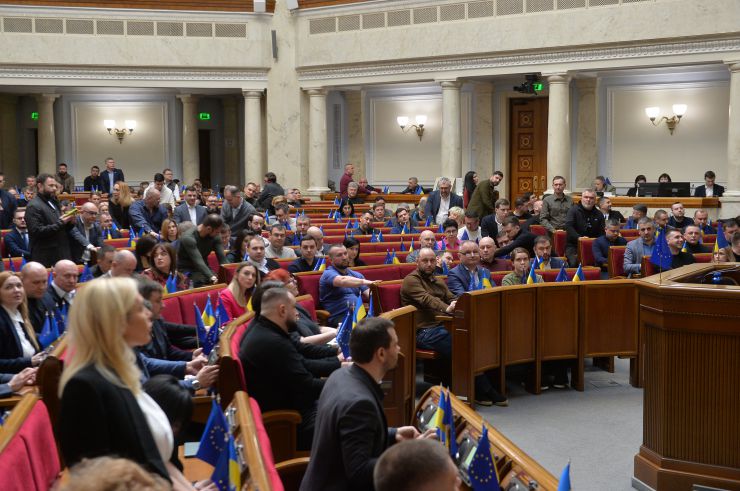 Пленарне засідання Верховної Ради України.
На початку засідання Голова Верховної Ради Руслан Стефанчук презентував проект заяви українського парламенту про необхідність забезпечення відповідальності осіб, винних у вчиненні найтяжчих злочинів, за міжнародними правом на території України. 
Верховна Рада підтверджує свій заклик із приводу створення спеціального міжнародного трибуналу щодо злочину агресії проти України, який матиме юрисдикцію для розслідування та притягнення до відповідальності вищого політичного та військового керівництва російської федерації тощо. За цю постанову (№ 9122) народні депутати віддали 335 голосів.
Крім того, Сергія Шкарлета звільнили з посади міністра освіти і науки. За це рішення проголосували 295 народних депутатів. Цього дня парламентарії розглянули ще кілька кадрових питань. Зокрема, проголосували за відставку міністра з питань стратегічних галузей промисловості Павла Рябікіна та віце-прем’єр-міністра — міністра цифрової трансформації Михайла Федорова. Народні депутати також схвалили постанову про дострокове припинення повноважень свого колеги — Михайла Забродського (307 голосів).
Цього дня в сесійній залі також заслухали звіт про виконану роботу Тимчасової спеціальної комісії Верховної Ради з питань міжнародного гуманітарного та міжнародного кримінального права в умовах збройної агресії російської федерації проти України. Доповідав із цього питання голова ТСК Олександр Бакумов. Також парламентарії підтримали звіт Тимчасової спеціальної комісії з питань моніторингу отримання і використання міжнародної матеріально-технічної допомоги під час дії воєнного стану.
Про діяльність комісії протягом шести місяців доповідала її очільниця Олександра Устінова. У понеділок також звітував голова Тимчасової слідчої комісії Верховної Ради з питань розслідування обставин, що призвели до смерті судді Автозаводського районного суду міста Кременчука Полтавської області Олександра Лободенка та міського голови міста Кременчука Олега Бабаєва, — Михайло Цимбалюк.
