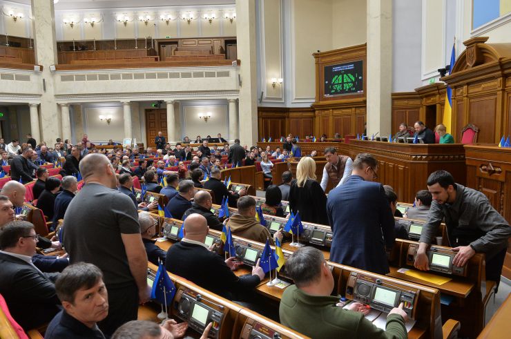 Пленарне засідання Верховної Ради України.
На початку засідання Голова Верховної Ради Руслан Стефанчук презентував проект заяви українського парламенту про необхідність забезпечення відповідальності осіб, винних у вчиненні найтяжчих злочинів, за міжнародними правом на території України. 
Верховна Рада підтверджує свій заклик із приводу створення спеціального міжнародного трибуналу щодо злочину агресії проти України, який матиме юрисдикцію для розслідування та притягнення до відповідальності вищого політичного та військового керівництва російської федерації тощо. За цю постанову (№ 9122) народні депутати віддали 335 голосів.
Крім того, Сергія Шкарлета звільнили з посади міністра освіти і науки. За це рішення проголосували 295 народних депутатів. Цього дня парламентарії розглянули ще кілька кадрових питань. Зокрема, проголосували за відставку міністра з питань стратегічних галузей промисловості Павла Рябікіна та віце-прем’єр-міністра — міністра цифрової трансформації Михайла Федорова. Народні депутати також схвалили постанову про дострокове припинення повноважень свого колеги — Михайла Забродського (307 голосів).
Цього дня в сесійній залі також заслухали звіт про виконану роботу Тимчасової спеціальної комісії Верховної Ради з питань міжнародного гуманітарного та міжнародного кримінального права в умовах збройної агресії російської федерації проти України. Доповідав із цього питання голова ТСК Олександр Бакумов. Також парламентарії підтримали звіт Тимчасової спеціальної комісії з питань моніторингу отримання і використання міжнародної матеріально-технічної допомоги під час дії воєнного стану.
Про діяльність комісії протягом шести місяців доповідала її очільниця Олександра Устінова. У понеділок також звітував голова Тимчасової слідчої комісії Верховної Ради з питань розслідування обставин, що призвели до смерті судді Автозаводського районного суду міста Кременчука Полтавської області Олександра Лободенка та міського голови міста Кременчука Олега Бабаєва, — Михайло Цимбалюк.
