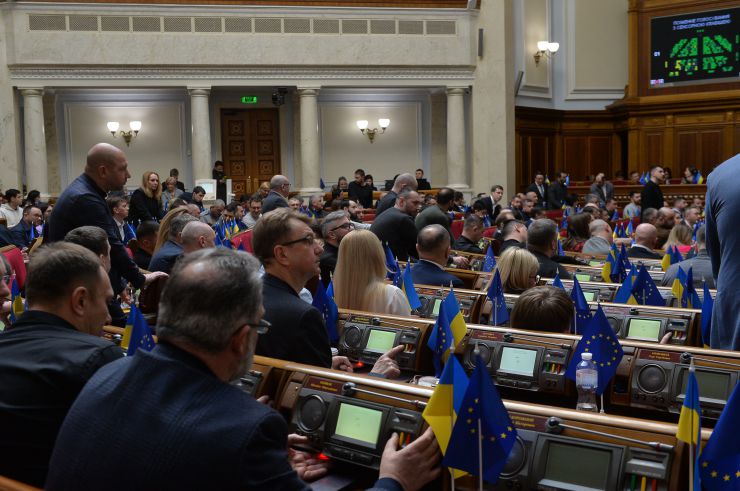 Пленарне засідання Верховної Ради України.
На початку засідання Голова Верховної Ради Руслан Стефанчук презентував проект заяви українського парламенту про необхідність забезпечення відповідальності осіб, винних у вчиненні найтяжчих злочинів, за міжнародними правом на території України. 
Верховна Рада підтверджує свій заклик із приводу створення спеціального міжнародного трибуналу щодо злочину агресії проти України, який матиме юрисдикцію для розслідування та притягнення до відповідальності вищого політичного та військового керівництва російської федерації тощо. За цю постанову (№ 9122) народні депутати віддали 335 голосів.
Крім того, Сергія Шкарлета звільнили з посади міністра освіти і науки. За це рішення проголосували 295 народних депутатів. Цього дня парламентарії розглянули ще кілька кадрових питань. Зокрема, проголосували за відставку міністра з питань стратегічних галузей промисловості Павла Рябікіна та віце-прем’єр-міністра — міністра цифрової трансформації Михайла Федорова. Народні депутати також схвалили постанову про дострокове припинення повноважень свого колеги — Михайла Забродського (307 голосів).
Цього дня в сесійній залі також заслухали звіт про виконану роботу Тимчасової спеціальної комісії Верховної Ради з питань міжнародного гуманітарного та міжнародного кримінального права в умовах збройної агресії російської федерації проти України. Доповідав із цього питання голова ТСК Олександр Бакумов. Також парламентарії підтримали звіт Тимчасової спеціальної комісії з питань моніторингу отримання і використання міжнародної матеріально-технічної допомоги під час дії воєнного стану.
Про діяльність комісії протягом шести місяців доповідала її очільниця Олександра Устінова. У понеділок також звітував голова Тимчасової слідчої комісії Верховної Ради з питань розслідування обставин, що призвели до смерті судді Автозаводського районного суду міста Кременчука Полтавської області Олександра Лободенка та міського голови міста Кременчука Олега Бабаєва, — Михайло Цимбалюк.
