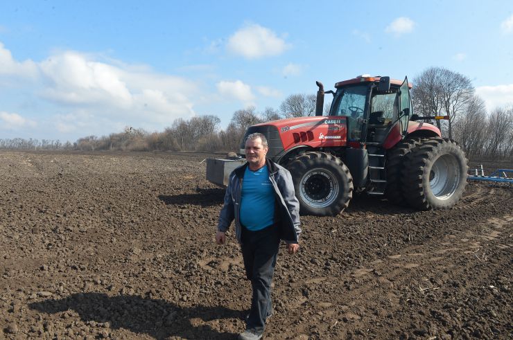 Посівна у НДГ Великоснітинське
Відокремлений підрозділ Національного університету біоресурсів і природокористування «Великоснітинське навчально-дослідне господарство ім. О.В.Музиченка» повним ходом сіє ячмінь, далі на черзі овес, соняшник, кукурудза, сорго та інші ярі культури.  Вже відбулося перше підживлення озимини на всіх засіяних площах. Зараз посіви боронуються роторною бороною, щоб забезпечити активне дихання і розвиток рослин.
