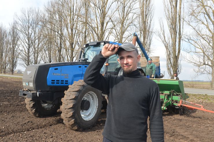 Посівна у НДГ Великоснітинське
Відокремлений підрозділ Національного університету біоресурсів і природокористування «Великоснітинське навчально-дослідне господарство ім. О.В.Музиченка» повним ходом сіє ячмінь, далі на черзі овес, соняшник, кукурудза, сорго та інші ярі культури.  Вже відбулося перше підживлення озимини на всіх засіяних площах. Зараз посіви боронуються роторною бороною, щоб забезпечити активне дихання і розвиток рослин. Механізатор Олександр Шевчук
