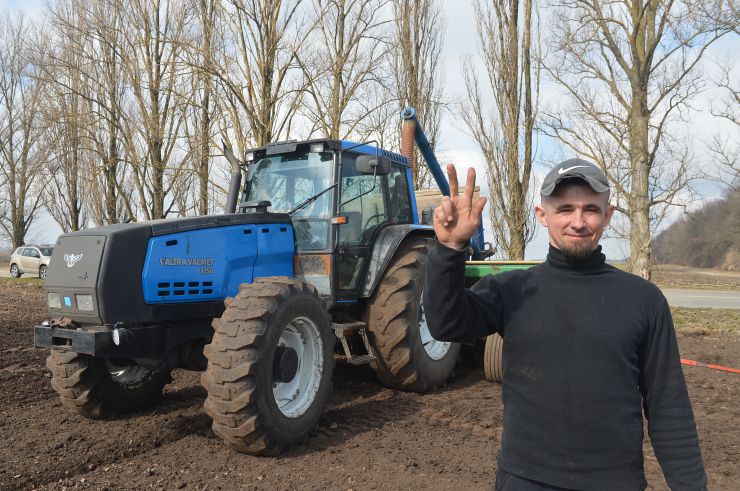 Посівна у НДГ Великоснітинське
Відокремлений підрозділ Національного університету біоресурсів і природокористування «Великоснітинське навчально-дослідне господарство ім. О.В.Музиченка» повним ходом сіє ячмінь, далі на черзі овес, соняшник, кукурудза, сорго та інші ярі культури.  Вже відбулося перше підживлення озимини на всіх засіяних площах. Зараз посіви боронуються роторною бороною, щоб забезпечити активне дихання і розвиток рослин. Механізатор Олександр Шевчук
