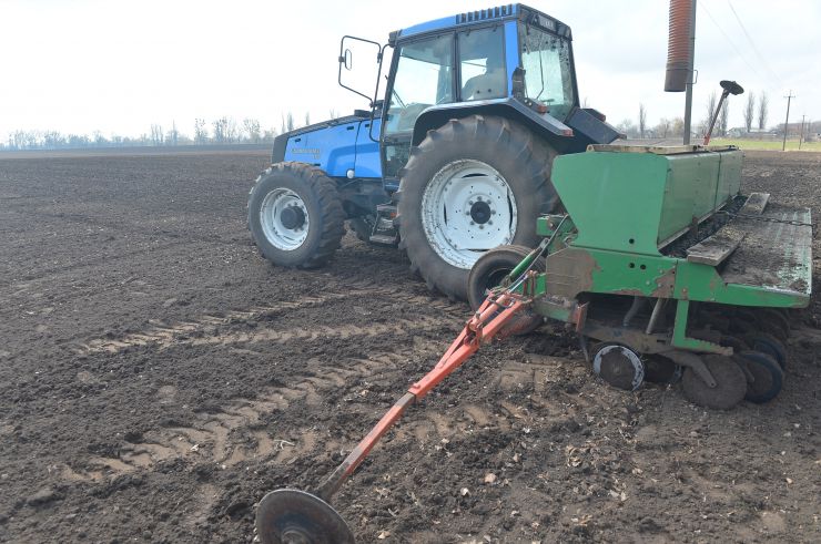 Посівна у НДГ Великоснітинське
Відокремлений підрозділ Національного університету біоресурсів і природокористування «Великоснітинське навчально-дослідне господарство ім. О.В.Музиченка» повним ходом сіє ячмінь, далі на черзі овес, соняшник, кукурудза, сорго та інші ярі культури.  Вже відбулося перше підживлення озимини на всіх засіяних площах. Зараз посіви боронуються роторною бороною, щоб забезпечити активне дихання і розвиток рослин.
